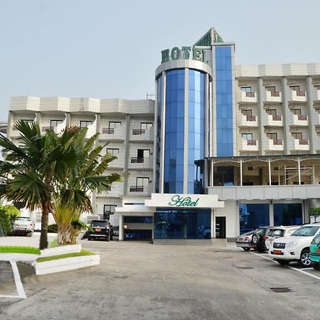 Hotel Vallee Des Princes Douala Exterior photo